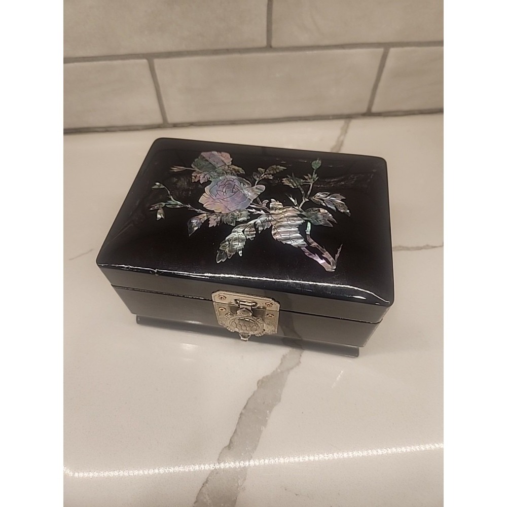Vintage Black Laquer Jewelry Music Box Mother Of Pearl Rose Inlay Turtle Closure